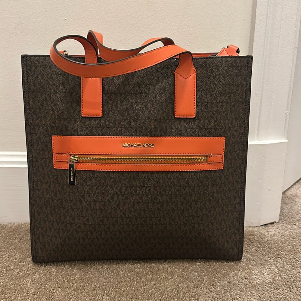 Michael Kors Kenly Large Logo
Tote Bag